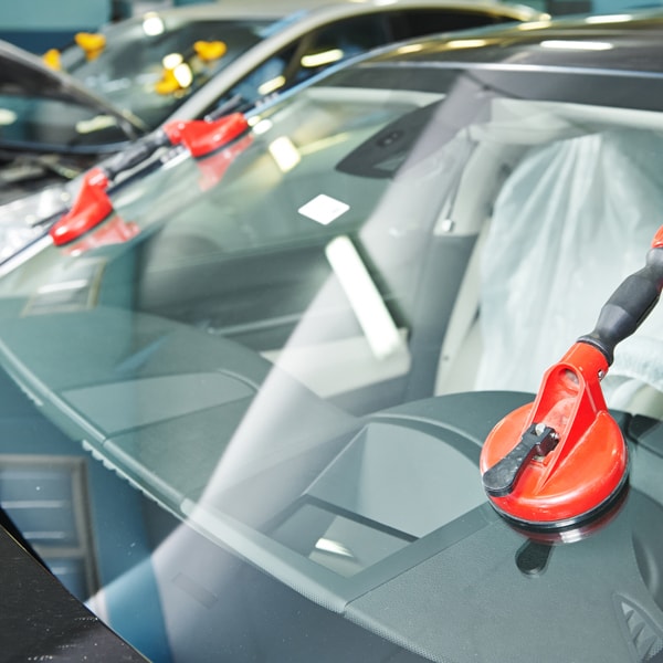 Which auto glass service to contact when windshield is shattered  in Colorado